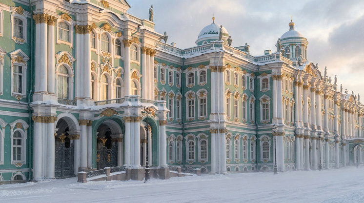 Зимний дворец в Санкт-Петербурге под снегом